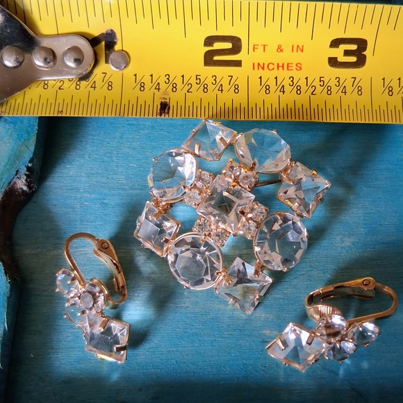 Jewelry - Elegant Gold Tone & Crystal Jewelry Set